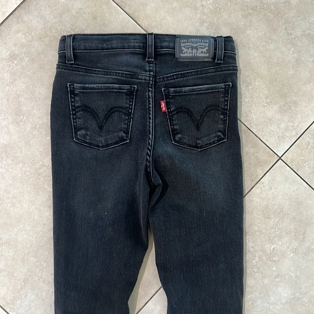 Levi’s High Rise Super Skinny Distressed Jeans Size 8